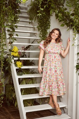 Kelly Brook in Scoop Neck Floral Midi Dress