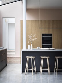https://www.prshots.de/contents/archives/194/254/images/thumb350x287_auto/furniture_village_furniturevillage-ercolheritagecounterstool229__09695_thumb.jpg