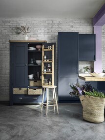 https://www.prshots.de/contents/archives/194/254/images/thumb350x287_auto/furniture_village_furniturevillage-hewittlarderunit1495ercolheri_8f2a8_thumb.jpg