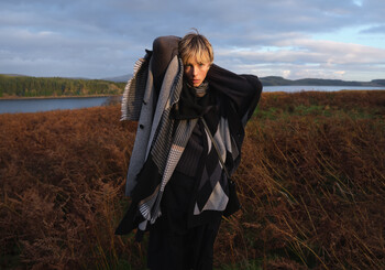https://www.prshots.de/contents/archives/1940/997/images/thumb350x287_auto/barbour-rosemary-cape-rrp-139-barbour-melody-scarf-rrp-34.95-ava_706aa_thumb.jpg