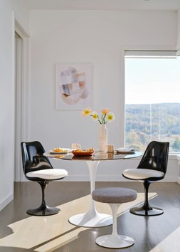 Knoll Studio Saarinen Tulip Dining Table