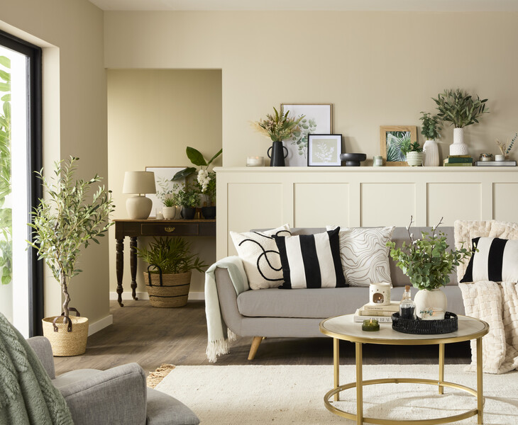 bamp-m-bm ss25 home calm botanicals hammered vase with foliage 15 subtle vase with eucalyptus 12 ornamental dish - black 5 -ref2033211