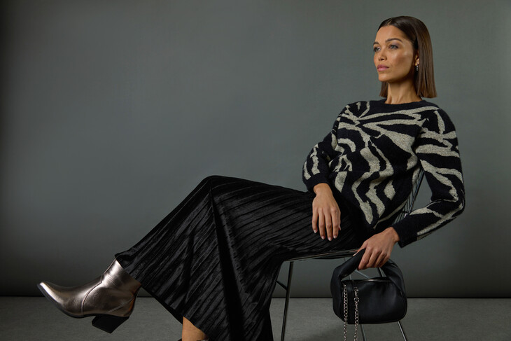 roman originals-roman animal print round neck jumper black velvet pleated midi skirt-ref1974944