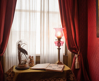 https://www.prshots.de/contents/archives/2628/1246/images/cropThumb/CRI_671f6eca051a6fritz_fryer_holst-museum-visit-fritz-fryer-lighting-46_thumb.jpg