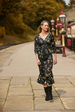 WF329A Orla Printed Jersey Dress Black £55 181