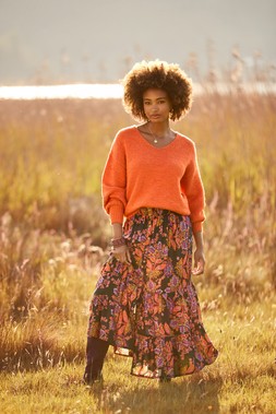 WK835A Oh So Cosy Jumper Orange £30 WS491A Fabulous Florals Button Front Maxi Skirt Purple £55 009