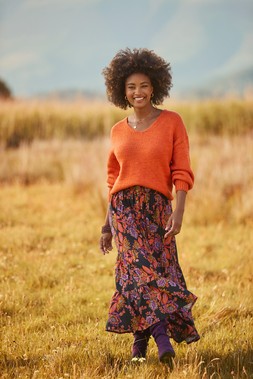 WK835A Oh So Cosy Jumper Orange £30 WS491A Fabulous Florals Button Front Maxi Skirt Purple £55 277