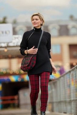 WK845A Lexie Longline Zip Detail Jumper Black £50 WB685A Vivienne Check Trousers Red £50 0117