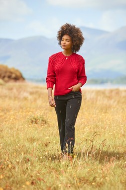 WK860A Sienna Fringed Cable Knit Jumper Red £55 WB683A Selena Embroidered Straight Leg Jeans Black £55 065