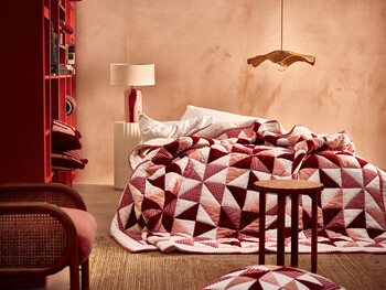 https://www.prshots.de/contents/archives/329/362/images/thumb350x287_auto/oliver-bonas_burgundy-pink-gingham-patchwork-quilt_fa01e_thumb.jpg