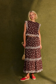 https://www.prshots.de/contents/archives/329/362/images/thumb350x287_auto/oliver-bonas_chocolate-brown-polka-dot-scalloped-cutwork-midi-sk_7a9a6_thumb.jpg