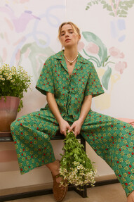 https://www.prshots.de/contents/archives/329/362/images/thumb350x287_auto/oliver-bonas_green-strawberry-cropped-wide-leg-trousers-gbp68_thumb.jpg