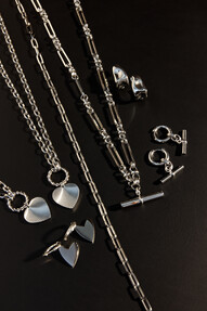 https://www.prshots.de/contents/archives/329/362/images/thumb350x287_auto/oliver-bonas_ob_campaign_still-life-jewellery_415_thumb.jpg