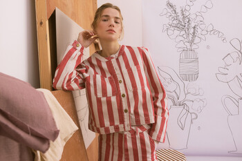 https://www.prshots.de/contents/archives/329/362/images/thumb350x287_auto/oliver-bonas_red-ecru-striped-denim-jacket-gbp78-landscape_thumb.jpg