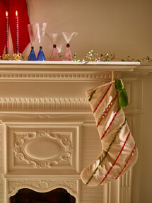 https://www.prshots.de/contents/archives/329/362/images/thumb350x287_auto/oliver_bonas_velvet-bow-ribbon-striped-stocking-25_thumb.jpg