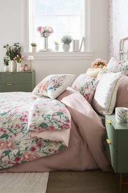 B&M HOME SS26 // SUMMER BEDDING - GARDEN LIFE // FLORAL PRINTED SEETSUCKER DUVET SET DOUBLE: £15 KING £18 // ATHENA DUVET SET BLUSH DOUBLE £20 KING £25 // BLOOM CUSHION £10 //