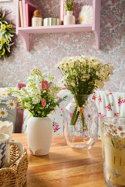 B&M HOME SS26 // COUNTRY RUSTIC // DITSY FOLIAGE IN RIBBED CERAMIC VASE £5 // LARGE GLASS DAISY PRINT VASE 20CM £5 // MARTHA GREEN & BLUSH WALLPAPER £10.99 PER ROLL
