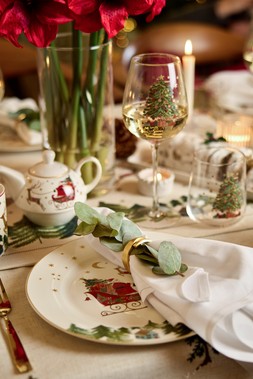Classic Noel tablescape