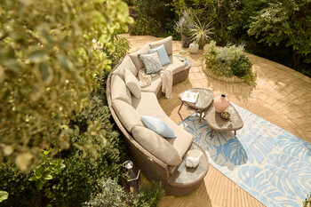 https://www.prshots.de/contents/archives/3552/1530/images/thumb350x287_auto/dobbies-garden-centres_alps-curved-sofa-gbp1599-portofino-wine-g_9494c_thumb.jpg