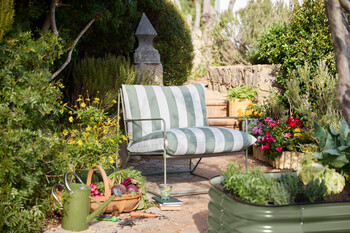 https://www.prshots.de/contents/archives/3552/1530/images/thumb350x287_auto/dobbies-garden-centres_riva-striped-chair-gbp129_thumb.jpg