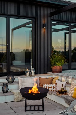 OUTDOOR XL CAST IRON FIRE PIT IN BLACK IRON H49CM W80CM &pound;399.99