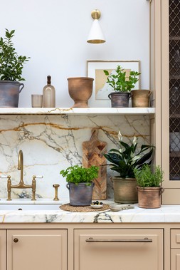 YORK WASHED TERRACOTTA URN H25CM D21.5CM £29.99