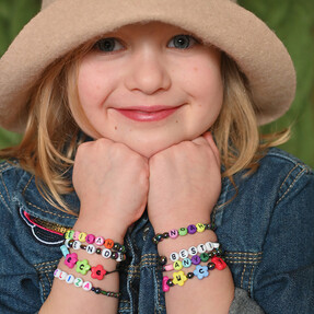 https://www.prshots.de/contents/archives/3746/1580/images/thumb350x287_auto/hobbycraft-hobbycraft-how-to-make-personalised-friendship-bracel_33785_thumb.jpg