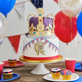 https://www.prshots.de/contents/archives/3746/1580/images/thumb350x287_auto/hobbycraft_how-to-make-a-coronation-cake-project_thumb.jpg
