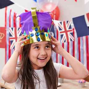 https://www.prshots.de/contents/archives/3746/1580/images/thumb350x287_auto/hobbycraft_how-to-make-a-showstopper-crown_1_2a016_thumb.jpg