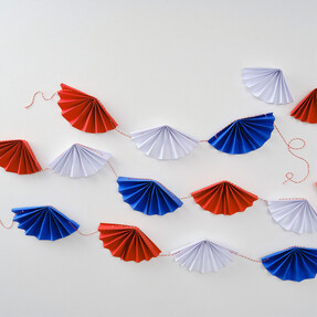 https://www.prshots.de/contents/archives/3746/1580/images/thumb350x287_auto/hobbycraft_how-to-make-paper-fan-bunting-project_1_027a5_thumb.jpg