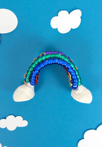 https://www.prshots.de/contents/archives/3746/1580/images/thumb350x287_auto/hobbycraft_kids-bead-rainbow-making-5_thumb.jpg