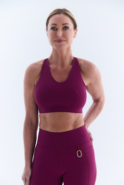 ELEVATE Sports bra £45 & ELEVATE Leggings £80 & Ultimate Grip Stripe Slouch Socks £12.00
