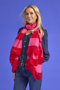 https://www.prshots.de/contents/archives/3783/1584/images/thumb350x287_auto/scamp-dude_scampanddude_mega-super-scarf-shoot_5828_thumb.jpg