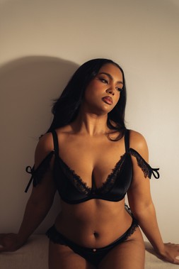 GLAMOUR PUSS SUPER PLUNGE BRA £39 €59 CAD87 AUD91.95 & GLAMOUR PUSS THONG £20 €31 CAD37 AUD40.95 - Available from October