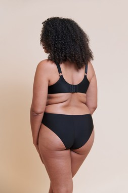 Smoothie Lace Black Bra £38 €60 CAD $87 AUS $91.95, Brazilian £16 €26 CAD $30 AUS $32.95 4