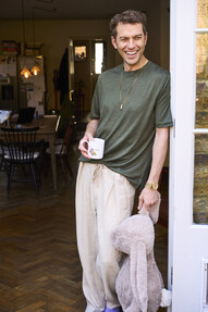https://www.prshots.de/contents/archives/3885/1632/images/thumb350x287_auto/neem-london_zq-merino-wool-jersey-olive-t-shirt_95_thumb.jpg