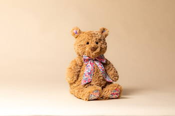 https://www.prshots.de/contents/archives/4463/1742/images/thumb350x287_auto/jellycat_liberty-bear-d-wilshire-20-copy_thumb.jpg