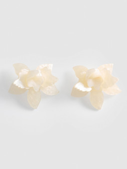 PRIMARK PRESENTS PAU ECHE PE SF WHITE FLORAL STUD, £3.50, €4.50, $6.50, RON22, PLN19, CZK115, HUF1700