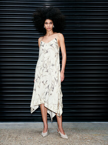https://www.prshots.de/contents/archives/98/201/images/thumb350x287_auto/marks-spencer_ms-dress-to-thrill-look-36_thumb.jpg