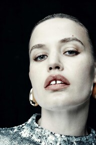 https://www.prshots.de/contents/archives/98/201/images/thumb350x287_auto/marks_amp-spencer_ms-x-16arlington-sequin-dress-295-earring-45-3_55aef_thumb.jpg