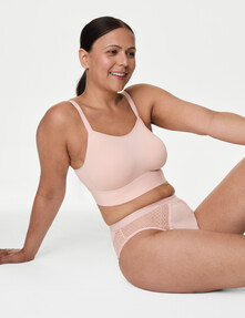 https://www.prshots.de/contents/archives/98/201/images/thumb350x287_auto/marks_amp_spencer_ms-non-wired-post-surgery-cami-bra-a-h-18-pin__d1fd0_thumb.jpg